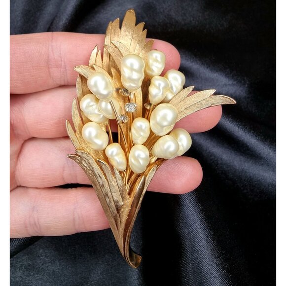 Rare Find Vintage 1950s-1960s Gold-Tone Brooch With Faux Pearl & Rhinestone Flor - Picture 5 of 6